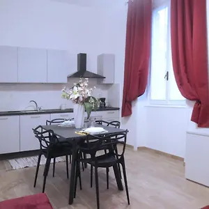 https://elegante-ed-incantevole-appartamento-nel-cuore-di-genova.hotelitalianriviera.com
